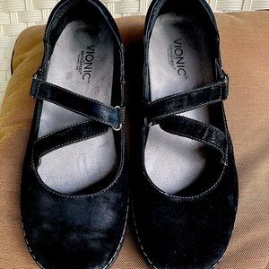 Vionic Judith in Black, Size 9.